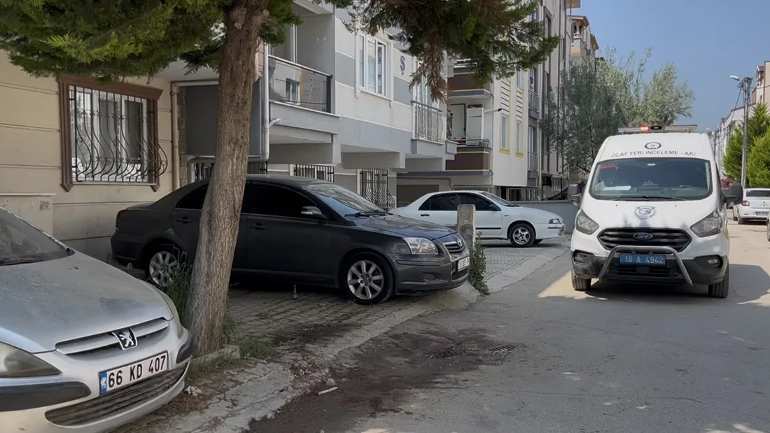 Bursa’nın Osmangazi ilçesinde sokak ortasında bıçaklarla birbirine saldıran iki kardeş
