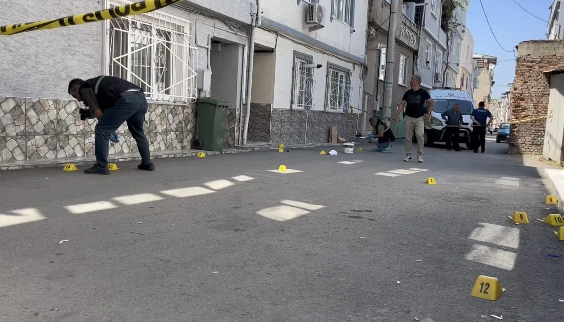Bursa’nın Osmangazi ilçesinde husumetlisinin sokak ortasında pusuya düşürdüğü şahıs, vücuduna