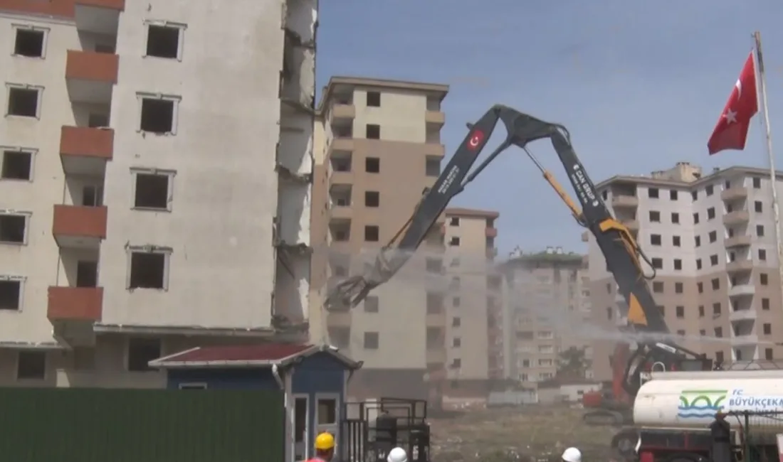 Büyükçekmece’de depremde yıkılma riski bulunan 36 yıllık 11 bloklu sitenin