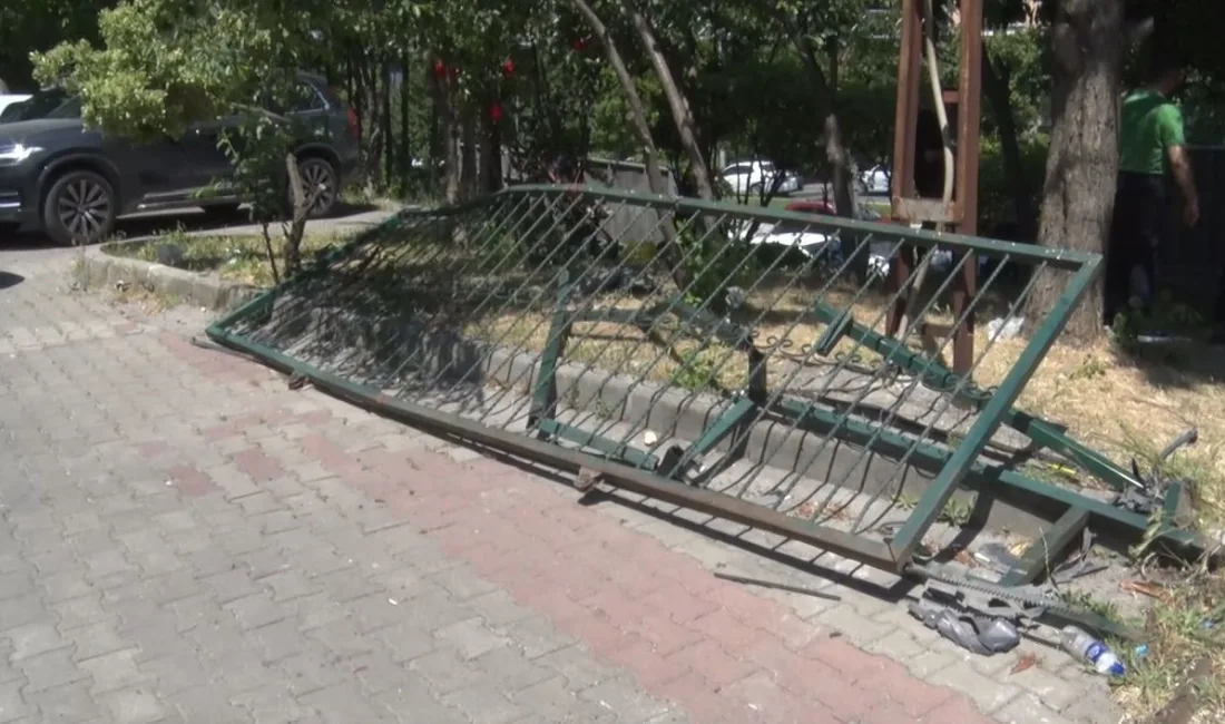 İstanbul Büyükçekmece’de çocuğunu ortaokul sınavına getiren veli, fren yerine gaza