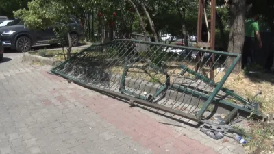 İstanbul Büyükçekmece’de çocuğunu ortaokul sınavına getiren veli, fren yerine gaza