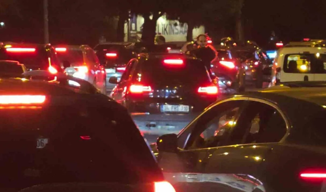 Kadıköy sahil yolunda seyir halindeki bir otomobilin camından sarkarak trafiği