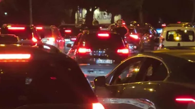 Kadıköy sahil yolunda seyir halindeki bir otomobilin camından sarkarak trafiği