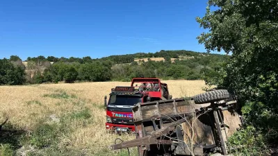 Çanakkale’nin Ayvacık ilçesinde yol kenarındaki araziye devrilen traktörün sürücüsü hayatını