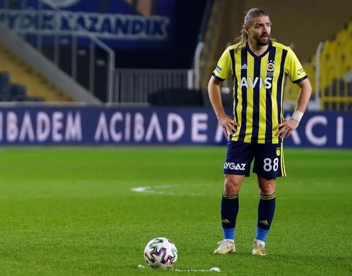 Kariyerinde Galatasaray, Fenerbahçe ve Beşiktaş formaları giyen 37 yaşındaki Caner