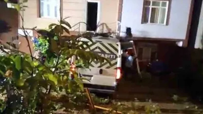 Çekmeköy’de servis minibüsü kontrolden çıkarak bir evin bahçesine uçtu. Kazada