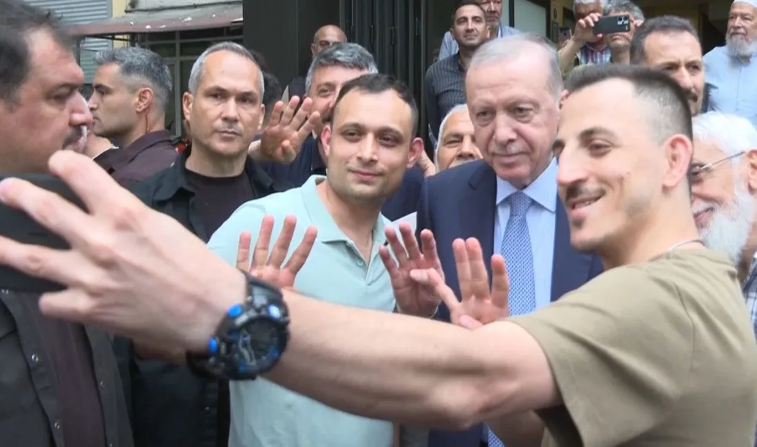 Cumhurbaşkanı Recep Tayyip Erdoğan, Beyoğlu’nda bulunan Erzurum Vakfı Lokali’nde vatandaşlarla