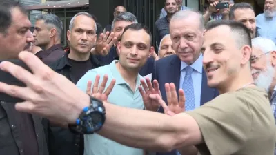 Cumhurbaşkanı Recep Tayyip Erdoğan, Beyoğlu’nda bulunan Erzurum Vakfı Lokali’nde vatandaşlarla