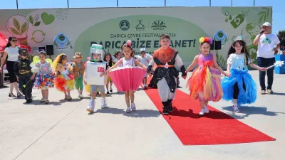 Darıca’da çevre bilincini artırmak amacıyla düzenlenen festivalde, öğrencilerin atık materyallerden