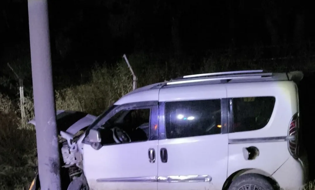 Edirne’nin Keşan ilçesinde kontrolden çıkan hafif ticari aracın direğe çarptığı