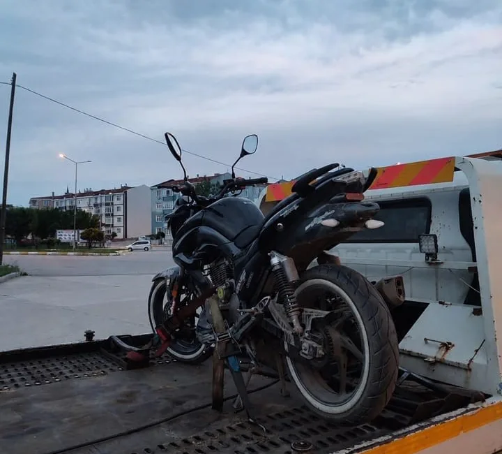 Edirne’nin Uzunköprü ilçesinde yapılan denetimlerde abartı egzoz kullandığı ve sürücü