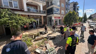 Edirne’de freni boşan ve geri kaymaya başlayan kamyon, iki araca