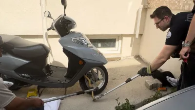 Edirne’de motosiklete giren yılan paniğe sebep oldu. Edirne’nin Meydan Mahallesi’nde