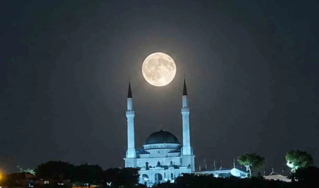 Balıkesir’in Edremit ilçesinde gökyüzünde beliren dolunay, şehrin sembollerinden Edremit Ulu