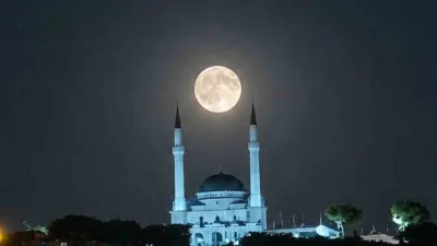 Balıkesir’in Edremit ilçesinde gökyüzünde beliren dolunay, şehrin sembollerinden Edremit Ulu