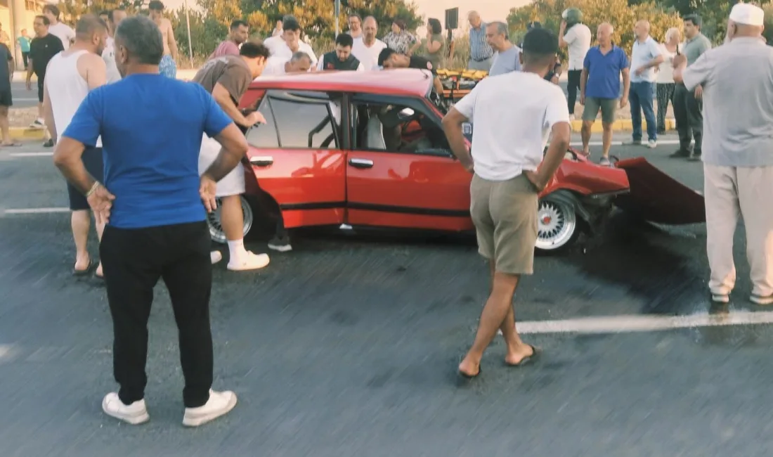 Balıkesir’in Edremit ilçesinde iki otomobilin kavşakta çarpışması sonucu meydana gelen