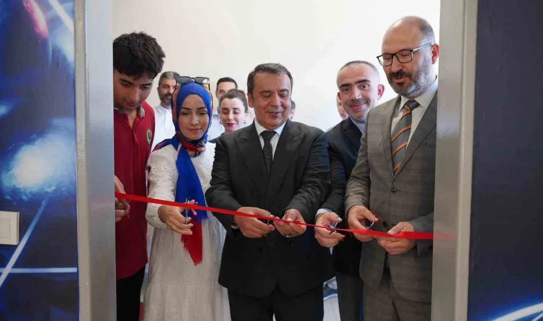 İstanbul Gelişim Üniversitesi’nin eğitime ve gençlerin bilimsel gelişimine yönelik toplumsal