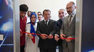 İstanbul Gelişim Üniversitesi’nin eğitime ve gençlerin bilimsel gelişimine yönelik toplumsal