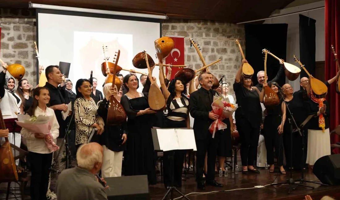 Edirne’de “Babalar Günü” dolayısıyla düzenlenen türkü gecesinde, emekli astsubaylar ve
