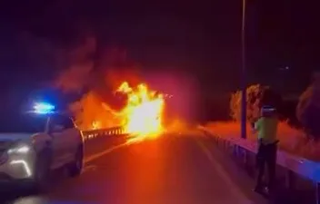 Esenyurt TEM Otoyolu’nda seyir halindeki tırda yangın çıktı. Tır kısa