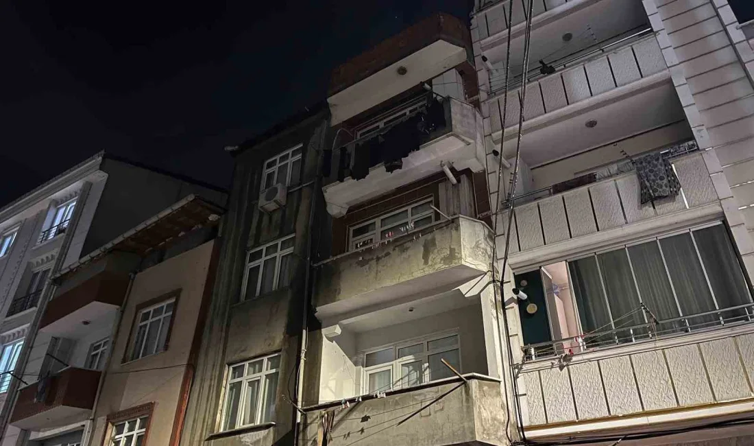 İstanbul Esenyurt’ta 3 katlı bir binanın çatısında yangın çıktı. Alevler,
