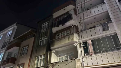İstanbul Esenyurt’ta 3 katlı bir binanın çatısında yangın çıktı. Alevler,