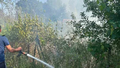 Çanakkale’nin Ezine ilçesinde otluk alanda çıkan yangın, itfaiye ekiplerinin müdahalesiyle