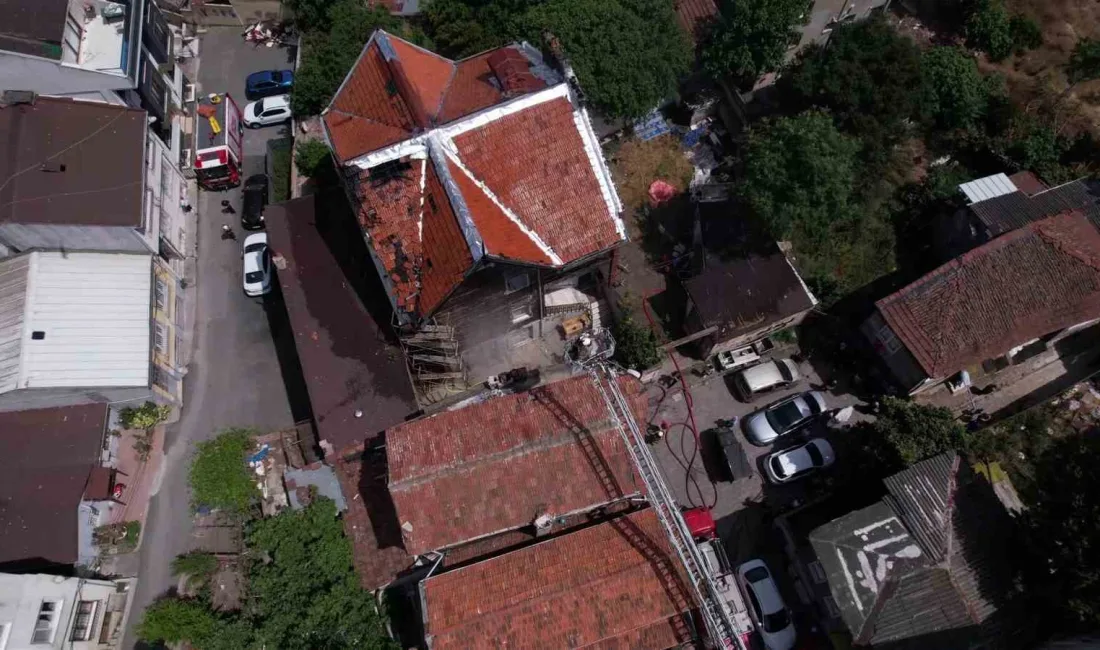 İstanbul’un Fatih ilçesinde 2 katlı tarihi ahşap binanın çatısında yapılan