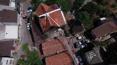 İstanbul’un Fatih ilçesinde 2 katlı tarihi ahşap binanın çatısında yapılan