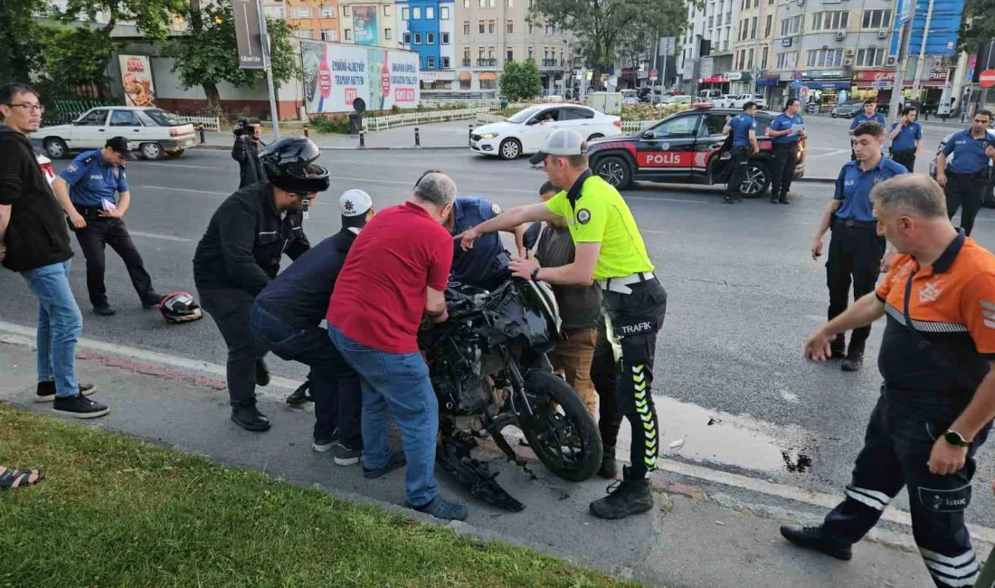 Fatih’te 3 motosikletli cadde üzerinde sabahın ilk saatlerinde kaza yaptı.