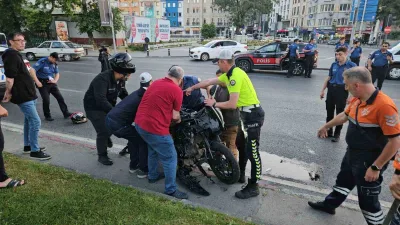 Fatih’te 3 motosikletli cadde üzerinde sabahın ilk saatlerinde kaza yaptı.