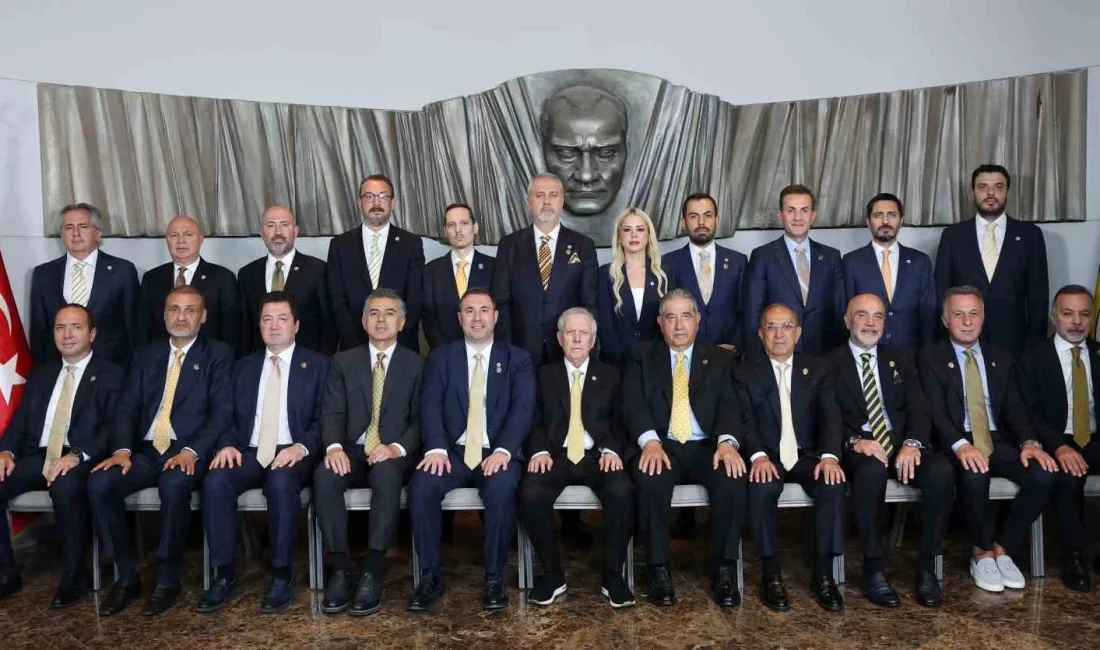 Fenerbahçe Başkanı Aziz Yıldırım liderliğinde kulüp binasında ilk yönetim kurulu