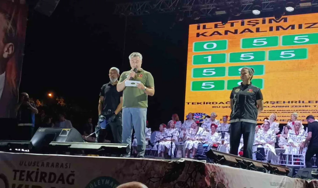 Tekirdağ’da düzenlenen 60. Uluslararası Kiraz Festivali gecesinde vatandaşlarla bir araya
