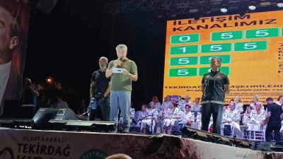Tekirdağ’da düzenlenen 60. Uluslararası Kiraz Festivali gecesinde vatandaşlarla bir araya
