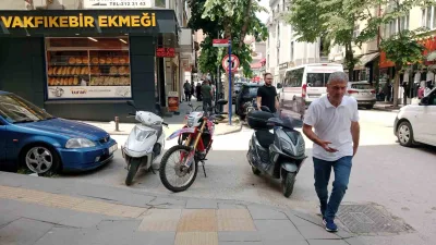 Bilecik’te yayaların yürüme güzergahı üzerine park eden araçlar yayaları çileden