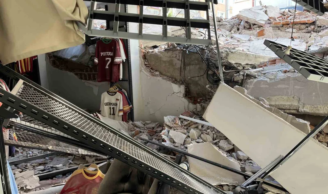 Güngören’de kentsel dönüşüm kapsamında yıkım işlemlerinin hazırlığı yapılan 5 katlı