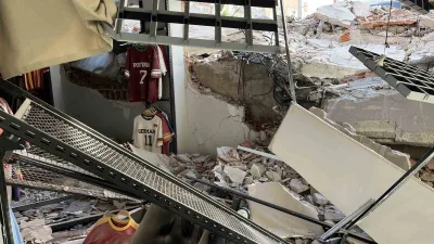 Güngören’de kentsel dönüşüm kapsamında yıkım işlemlerinin hazırlığı yapılan 5 katlı