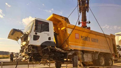 Bursa’da kontrolden çıkan hafriyat kamyonu refüje çarptı, Bursa-Karacabey kara yolunda
