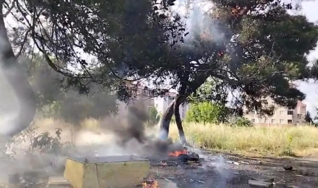 Tekirdağ’ın Çorlu ilçesinde boş alanda yanmaya başlayan atık eşyadan sıçrayan