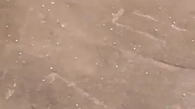Bursa’nın İnegöl ilçesinde aniden bastıran ceviz büyüklüğündeki dolu ve sağanak