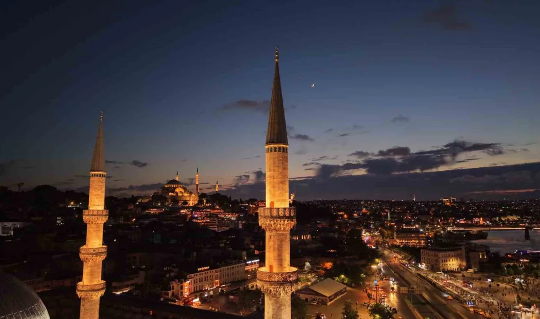 İstanbul’un tarihi simgelerinden Eminönü Yeni Cami üzerinde beliren Ay ve