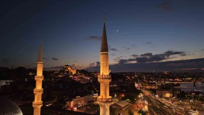 İstanbul’un tarihi simgelerinden Eminönü Yeni Cami üzerinde beliren Ay ve