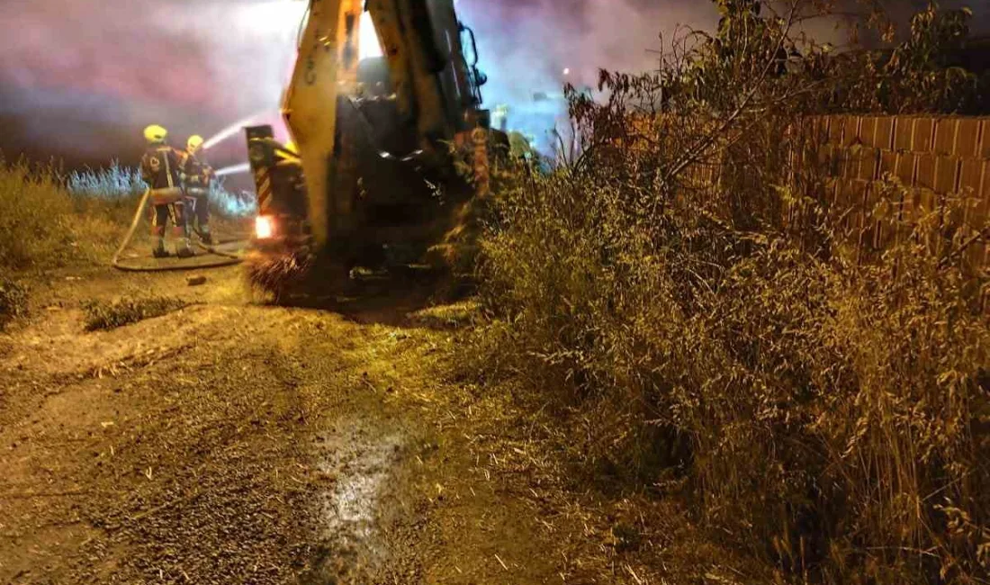 Balıkesir’in İvrindi ilçesinde ahırda çıkan yangında 200 ot balyası kül