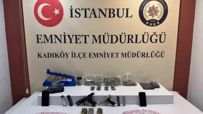 Kadıköy’de polisten kaçmaya çalışan motosikletli 2 şüpheli, yaşanan kısa süreli