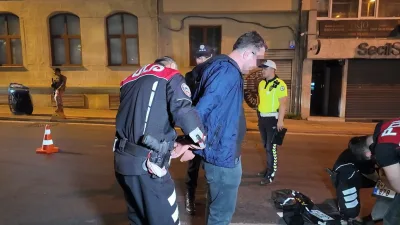 Kadıköy’de polis ekiplerince helikopter destekli gerçekleştirilen asayiş ve trafik uygulamasında