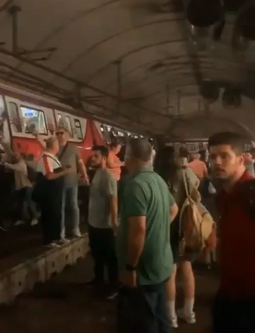 M4 Kadıköy-Sabiha Gökçen Havalimanı hattında sefer yapan metro, Bostancı İstasyonu’nda