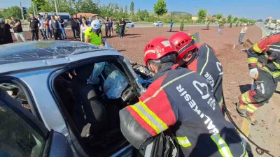 Balıkesir-Edremit yolunda otomobil ile kamyonetin karıştığı trafik kazasında 1’i ağır