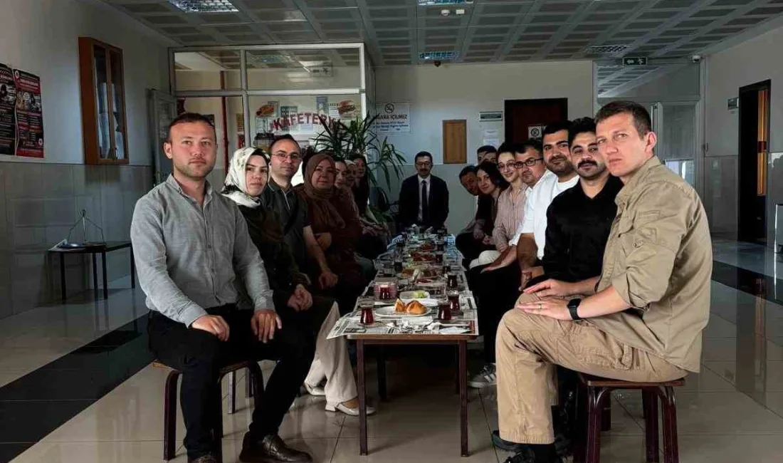 Karacabey Cumhuriyet Başsavcısı Hilmi Kahveci, güne erken başlayan adliye personeline
