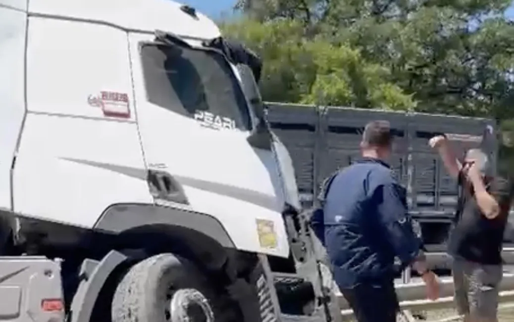Bursa’nın Karacabey ilçesinde ön tekeri patlayan tır kontrolden çıkarak orta