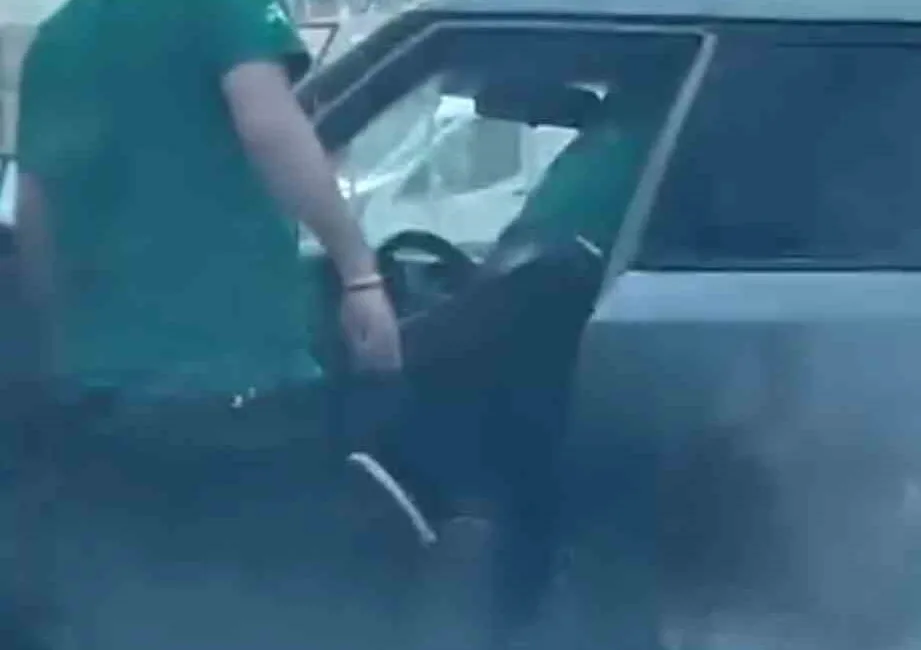 Kartal’da maddi hasarlı trafik kazasının ardından fotoğraf çeken taraflar arasında